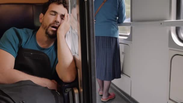 Mens in slaap in de trein — Stockvideo