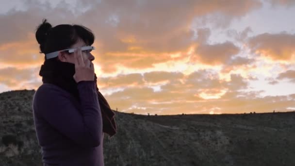 Mujer usando gafas de google — Vídeos de Stock