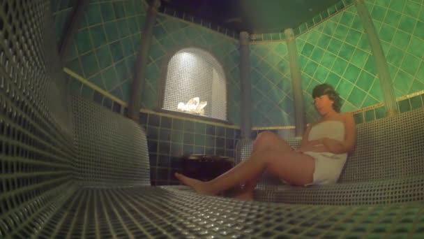 Frau entspannt sich im Dampfbad — Stockvideo