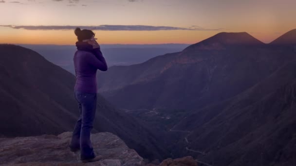 Mujer usando gafas de google — Vídeo de stock