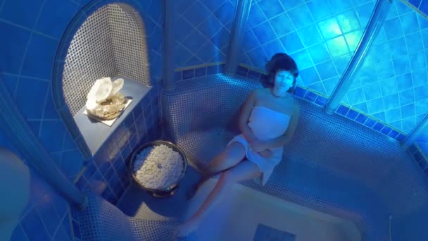 Donna rilassante in un bagno — Video Stock