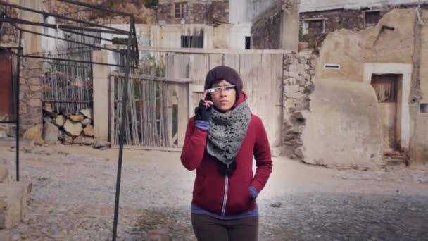 Mujer usando gafas de google — Vídeo de stock