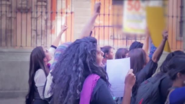 항의 하는 젊은 이들이 — 비디오