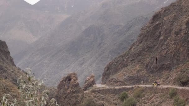 Cruce de coches peligrosa carretera — Vídeos de Stock