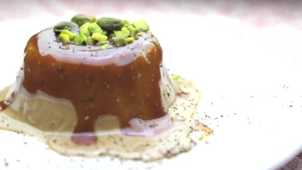 Fondant au chocolate with pistachios — Stock Video