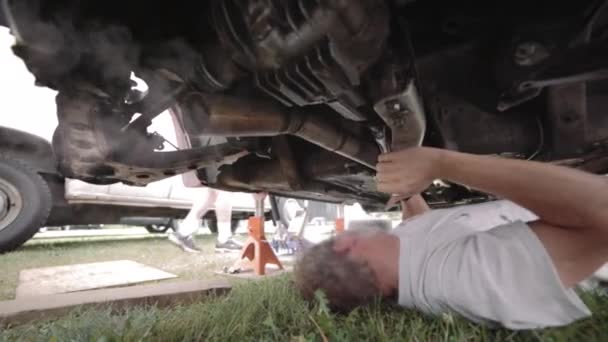 Sob a perspectiva do chassi do carro — Vídeo de Stock