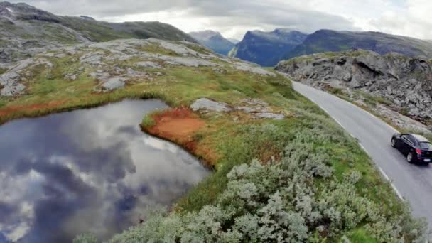 Automóviles en una carretera en un panorama de montaña — Vídeos de Stock