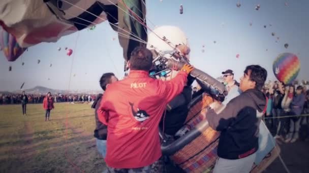 Luftballon aufsteigen lassen — Stockvideo