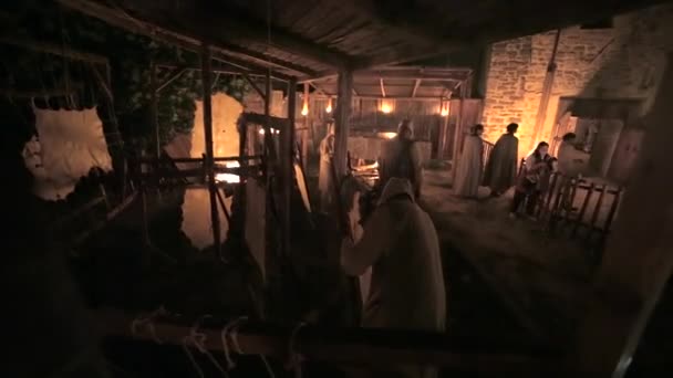 Personas que trabajan en una ciudad medieval — Vídeo de stock