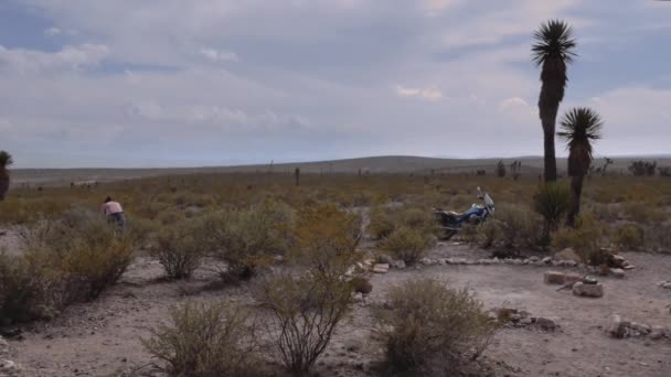 Motorfiets geparkeerd op woestijn — Stockvideo