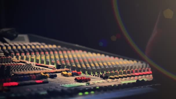 Deskundige aanpassen audio mixing console — Stockvideo