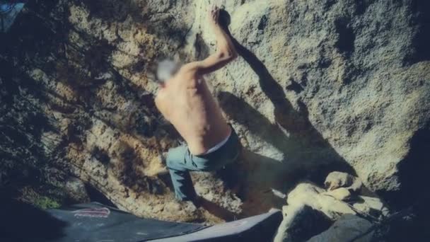 Maschio arrampicata su una roccia enorme — Video Stock