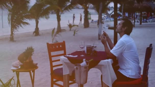 Hombre disfrutar de la vista cerca de la playa — Vídeo de stock