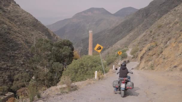 Homem equitação motocicleta — Vídeo de Stock