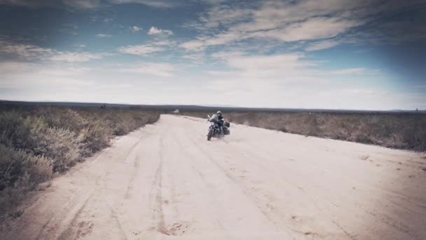 Man op de motorfiets over zand — Stockvideo