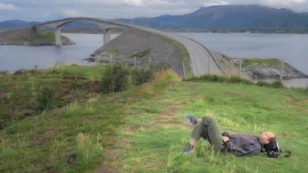 Man relaxing close to atlantic road — Stock Video