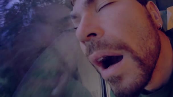 Omul doarme în tren — Videoclip de stoc