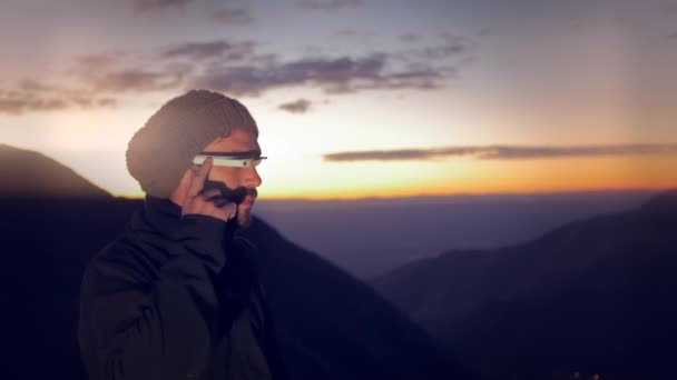 Hombre con google glass en la montaña — Vídeo de stock