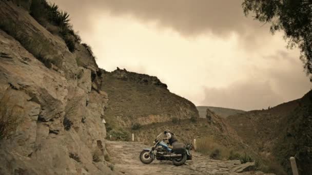 Bărbatul își ridică motocicleta — Videoclip de stoc