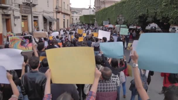 Люди протестуют во время марша — стоковое видео