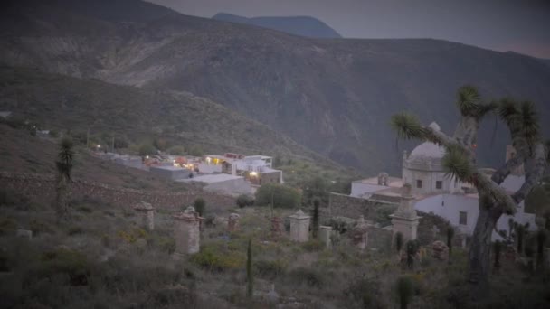 Città vecchia vicino al cimitero — Video Stock