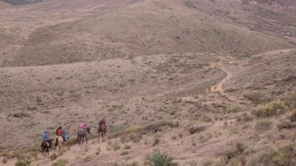 Familia de peregrinos cruzando montaña — Vídeos de Stock