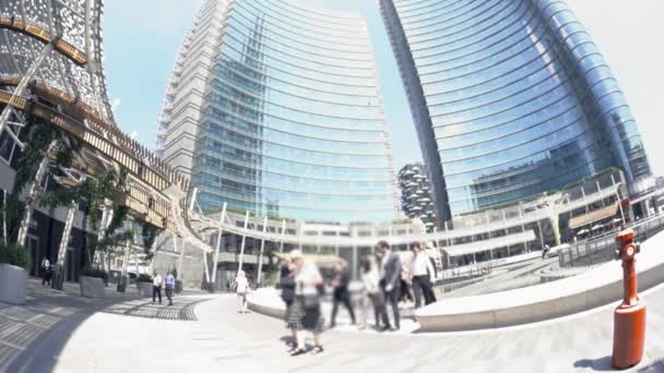 Moderna byggnader i ett businesscenter i Milano — Stockvideo