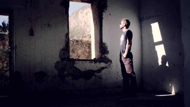 Hombre en edificio abandonado — Vídeo de stock