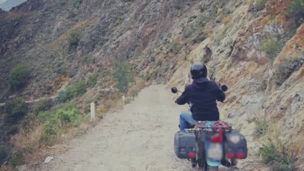 Man riding motorcycle — Stock Video