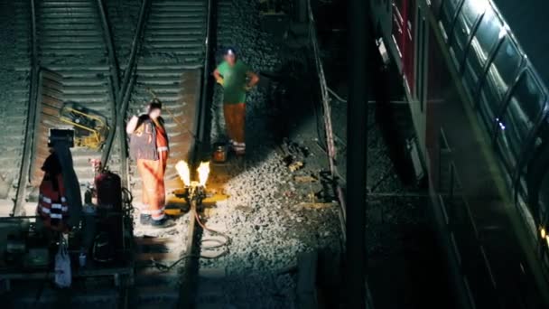 Εργαζομένους που κάνουν τις επισκευές σε σιδηροδρομικές γραμμές — Αρχείο Βίντεο