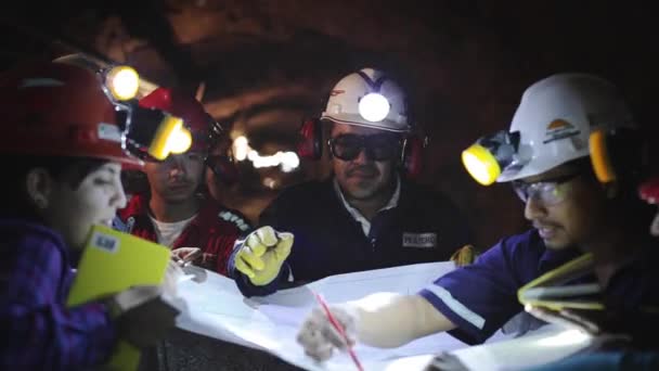 Trabalhadores na mina discutindo um projeto — Vídeo de Stock