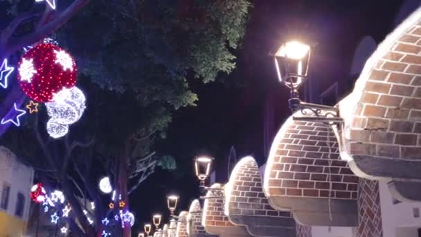 Straatverlichting versieren van het centrum van de stad — Stockvideo