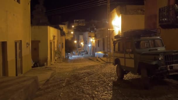 Night walk in Mexican town — Stock Video