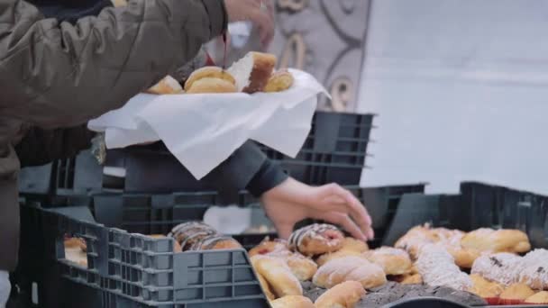 Pessoas escolhendo pão para café — Vídeo de Stock