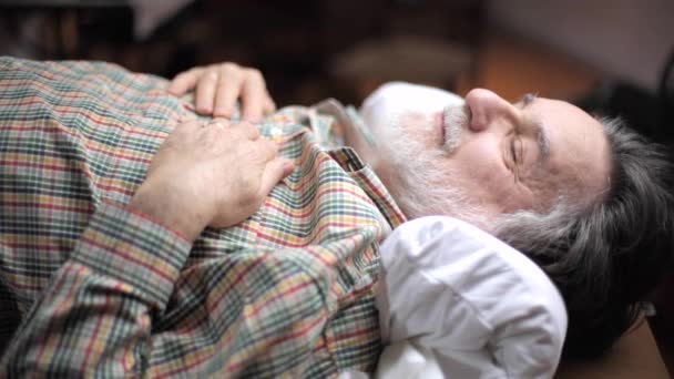 Schlafender alter Mann — Stockvideo