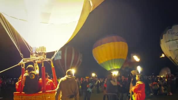 Åskådare titta på varmluftsballonger — Stockvideo