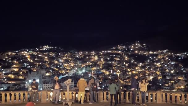 Mensen genieten van het Uitzicht van panoramische punt — Stockvideo