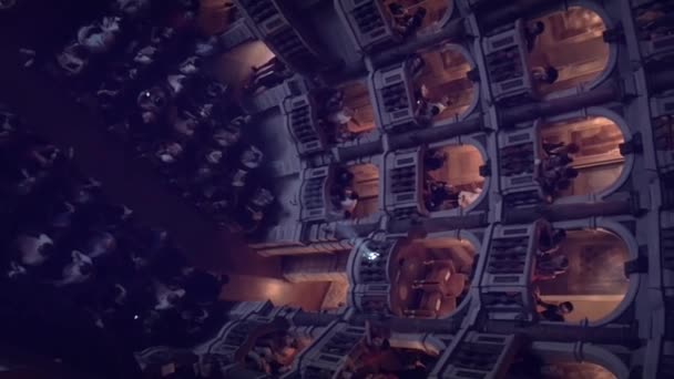 Зрители сидят на балконах — стоковое видео
