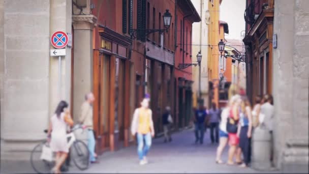 Folk som går på gatan — Stockvideo