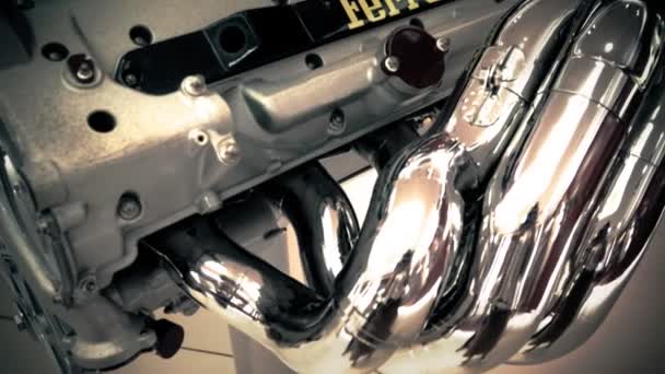 Κινητήρα του σπορ αυτοκίνητο, στο εκθεσιακό της Ferrari — Αρχείο Βίντεο