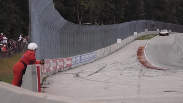 Trabajador viendo la competición de carreras — Vídeo de stock