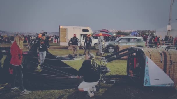 Crew setting up ropes in air balloon — Stock Video