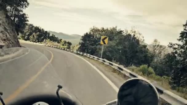 Motocicleta en curva aguda — Vídeos de Stock