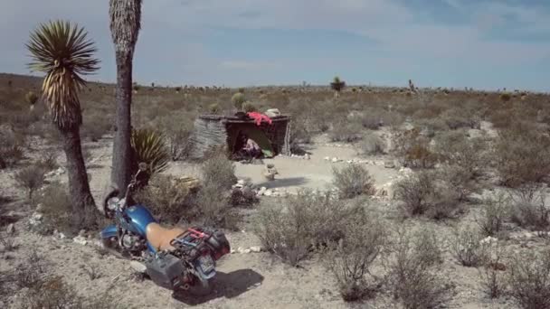 Mulher em um acampamento no deserto — Vídeo de Stock