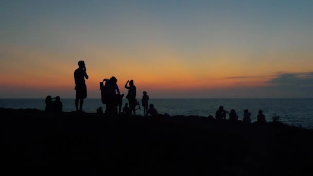 Silhouette von Menschen, die den Panoramablick verlassen — Stockvideo