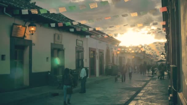 Gente caminando al atardecer — Vídeos de Stock