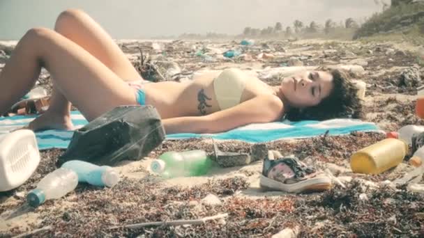 Chica en la playa llena de basura — Vídeos de Stock
