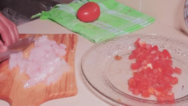 Mani di chef che tagliano un filetto di pesce — Video Stock