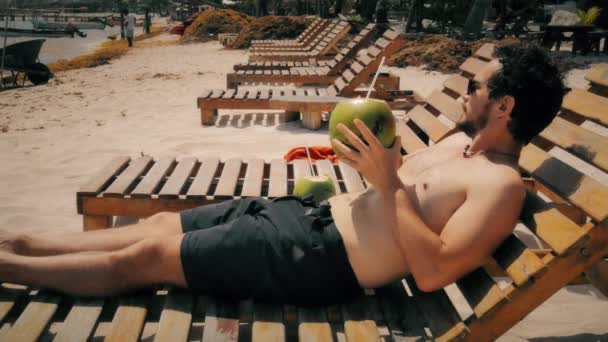 Hombre tomando el sol en una playa — Vídeos de Stock