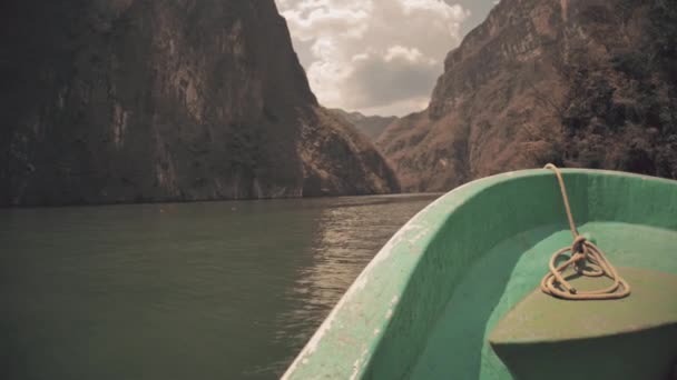 Barco turístico dentro de un estrecho cañón — Vídeo de stock